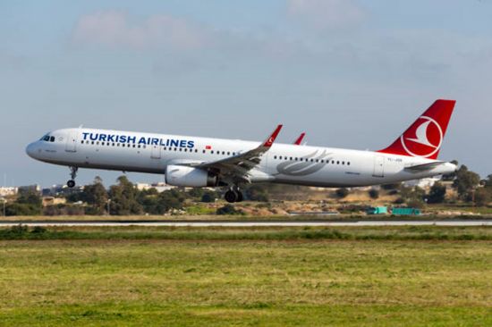 turkish airbus about to touch down - istanbul airport flights stok fotoğraflar ve resimler