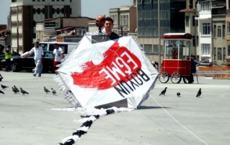 Taksim Meydanında uçurtmalı eylem
