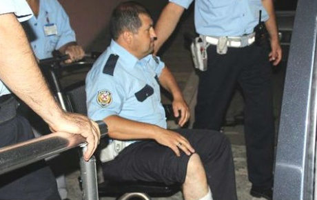 Motosikletli, polisin ayağını kırdı