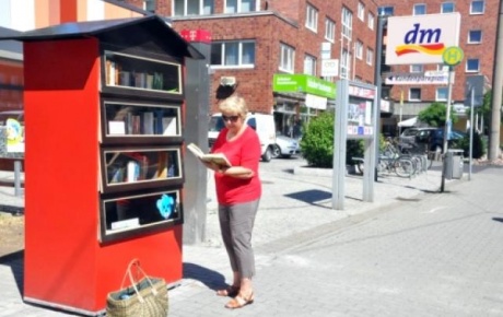 Sokakta ücretsiz kitap dolabı