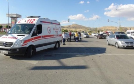 Ambulans kaza yaptı: 5 yaralı