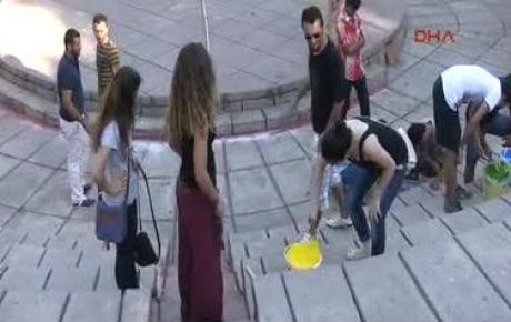 Antalyada merdiven boyama eylemi