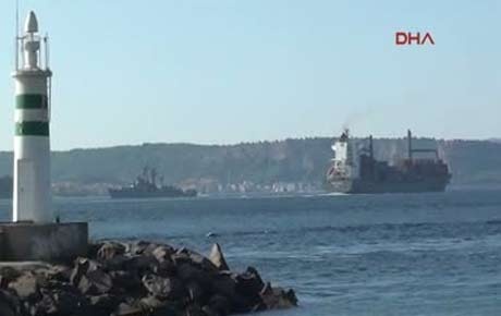 Rus savaş gemisi Çanakkaleyi geçiyor