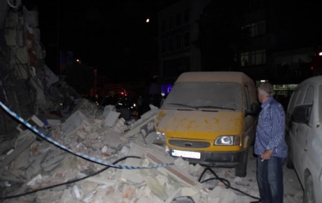 Beyoğlunda bina çöktü