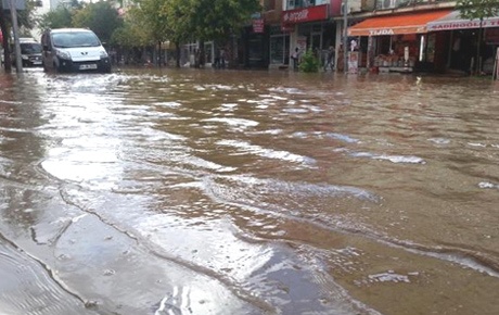 Bingölde yağmur caddeyi göle çevirdi