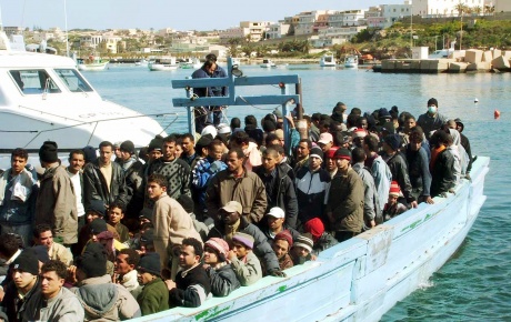 Kaçak göçmenleri taşıyan tekne battı