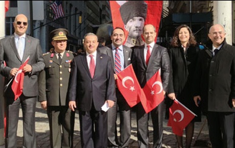 New Yorkta Türk bayrağı göndere çekildi