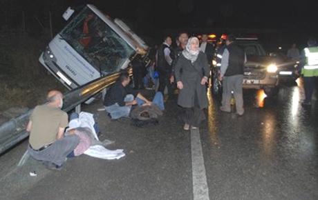 Polisin cenazesini taşıyan midibüs devrildi: 19 yaralı