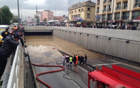 İzmirde yağmur araçları yuttu