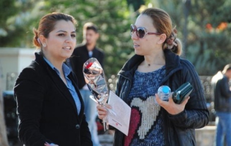 MHPli kadınlar, 5 bin adet karanfil dağıttı