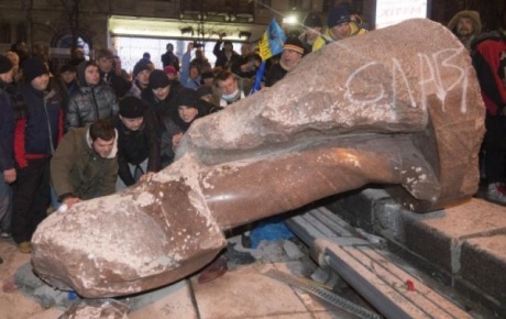 Rusya,Lenin heykelinin yıkılmasını kınadı