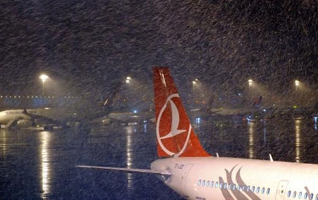 Atatürk Havalimanında kar yağışı