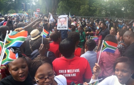 Binlerce kişi Mandelayı ziyaret etti