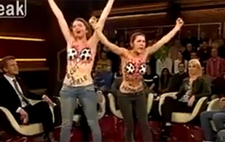FEMEN futbola el attı