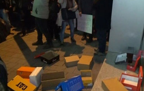 Halk Bankası önüne ayakkabı kutusu attılar!