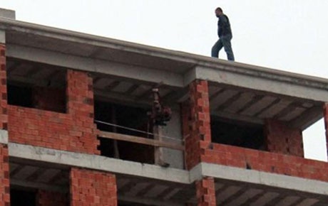 İnşaat çatısında intihar girişimi