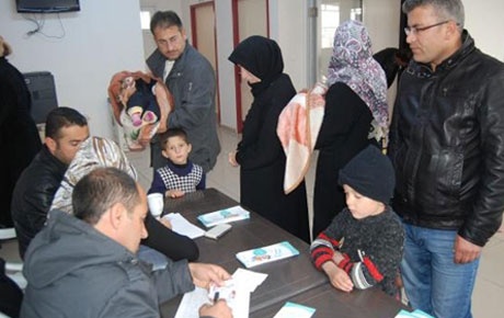 Suriyeli çocuklara aşı uygulaması