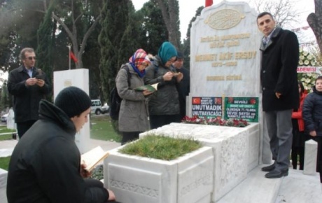 Mehmet Akif Ersoy, kabri başında anıldı