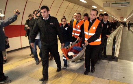 Taksim metrosunda metal dedektör dehşeti
