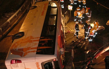 Maslakta yolcu otobüsü devrildi: 2 ölü