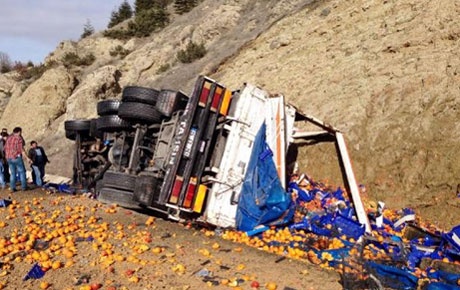 Portakal yüklü kamyon devrildi: 2 ölü