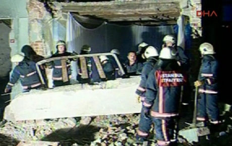 Fatihte 3 katlı bina çöktü