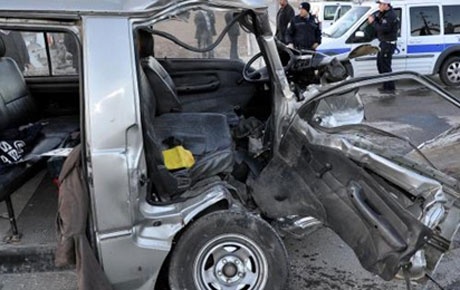Çöp kamyonu minibüse çarptı: 2 yaralı