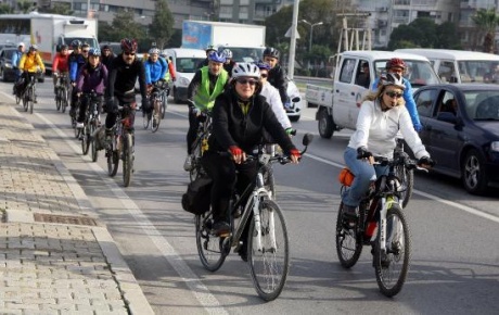 Bisikletçilerden trafikte saygı eylemi