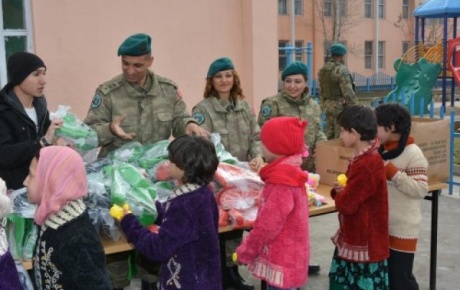 Türk askerlerden Afgan çocuklara kışlık yardımı