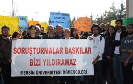 Öğrencilerden rektöre türkülü protesto
