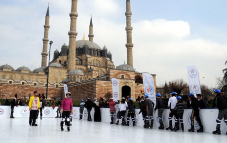 Selimiye meydanında buz pateni keyfi