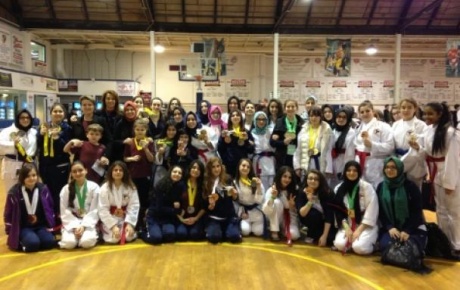 Türk  öğrencileri karate turnuvasında madalyaları topladı