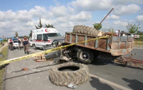 Otomobil traktöre arkadan çarptı:1 ölü, 3 yaralı
