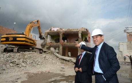 Adanada yeni bulvar açılması için başlatılan yıkımlar sürüyor