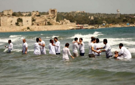 Sahilde toplu vaftiz töreni