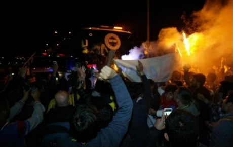 Fenerbahçe kafilesi Samandırada şampiyon gibi karşılandı
