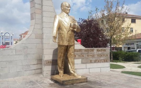 Atatürk heykelini yakmaya çalıştılar