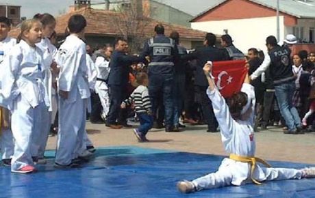 23 Nisan gösterisinde polis-öğretmen kavgası
