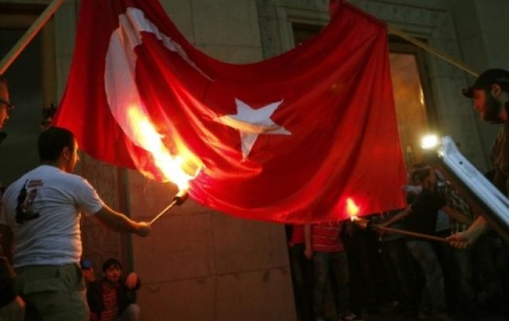 Erivanda göstericiler Türk bayrağı yaktı
