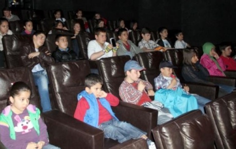 Emniyette olan çocuklara polisten sinema jesti