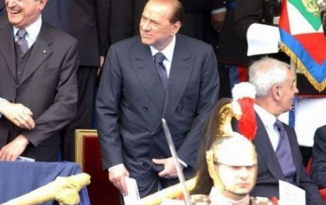 Böyle olur Berlusconi şakası
