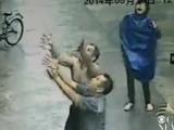 Balkondan Düşen Bebeği Havada Yakaladı