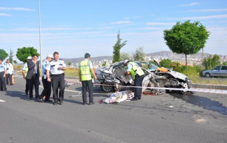 Otomobil, TIRa çarptı: 2 ölü