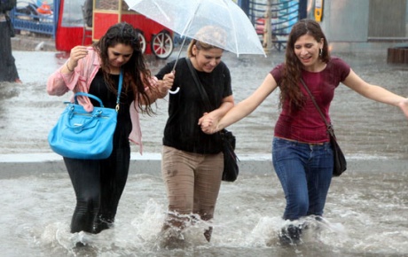 İstanbulda beklenen yağmur başladı