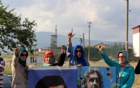Cezaevi önünde Mirzabeyoğlu sevinci
