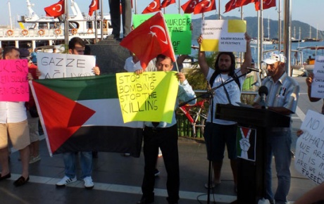 İngilizce ve Kürtçe afişli İsrail protestosu