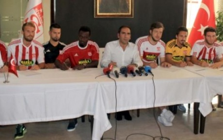 Sivasspor, 7 futbolcuyla sözleşme imzaladı