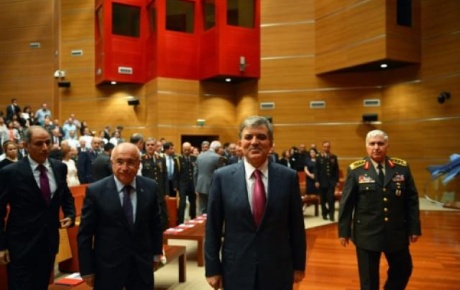 Dereceye giren subaylara diplomalarını Cumhurbaşkanı Gül verdi