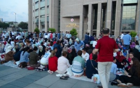 Oktay Usta adliye önende bekleyen polis yakınlarına iftar verdi