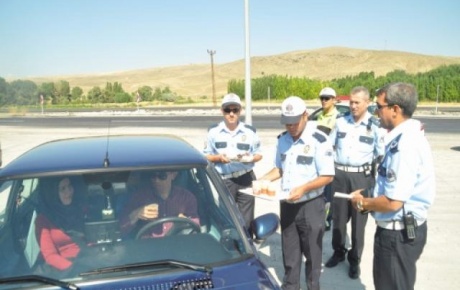Trafik polisi sürücüleri ikram için durdurdu
